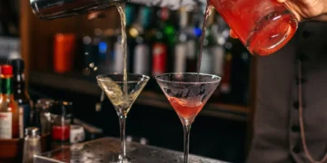 As bebidas que deve evitar pedir num bar, segundo profissionais