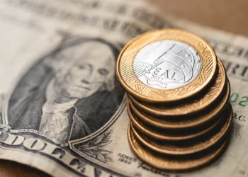 Dólar fecha a R$ 5,40, menor cotação em um ano, por vinda de recursos e dados dos EUA