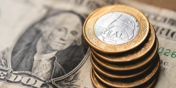 Dólar fecha a R$ 5,40, menor cotação em um ano, por vinda de recursos e dados dos EUA