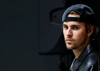 Justin Bieber está de volta. “Swag” é o novo álbum