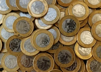 Taxas de DIs curtas cedem e longas sobem em dia de novas ameaças tarifárias de Trump