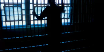 Aproveita libertação de recluso e escapa da prisão em mala com roupa suja