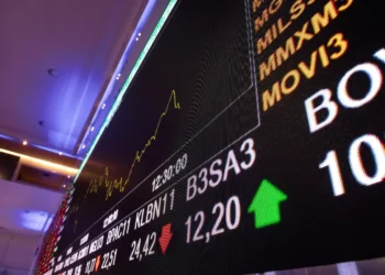 Ibovespa recua com Localiza entre maiores quedas e MRV&Co sobe; veja destaques