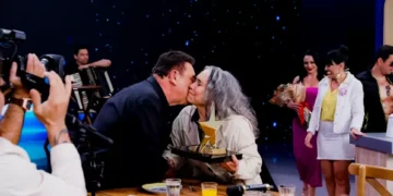 Longe da Globo, Regina Duarte é paparicada em ida ao SBT