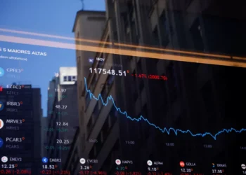 Ibovespa cai 1,2% com WEG e Embraer em destaque por preocupações sobre tarifa dos EUA