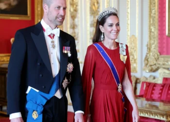 Os detalhes do visual impressionante de Kate Middleton em banquete
