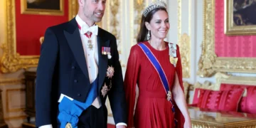Os detalhes do visual impressionante de Kate Middleton em banquete