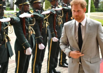 Príncipe Harry desloca-se a campo de minas em Angola