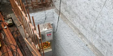 Homem cai de telhado e fica empalado em cerca metálica em Rio do Sul