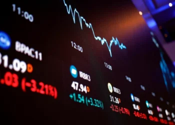 Ibovespa tem leve queda após flertar com 135 mil pontos e apesar de Vale e Petrobras