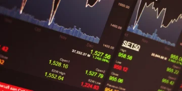 Bolsas europeias abrem em baixa. Investidores aguardam por reunião