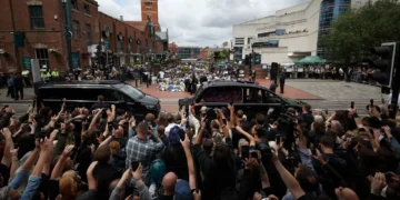 Música e lágrimas. Milhares no funeral de Ozzy Osbourne