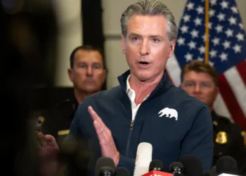 Los Angeles: Newsom acusa governo de “teatro” em operação anti-imigração