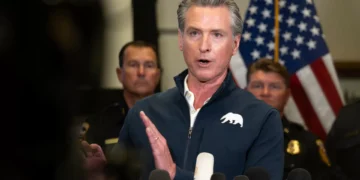 Los Angeles: Newsom acusa governo de “teatro” em operação anti-imigração