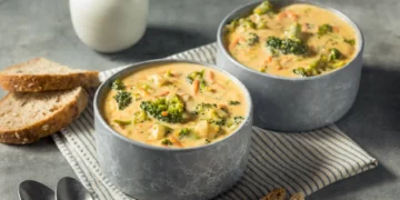 Sopa de brócolos e cheddar: um jantar reconfortante para o fim da semana
