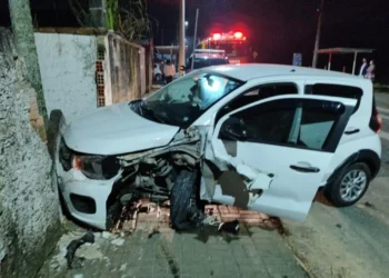 Mulher sofre luxação no tornozelo após bater carro em muro, em Gaspar