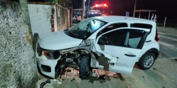 Mulher sofre luxação no tornozelo após bater carro em muro, em Gaspar