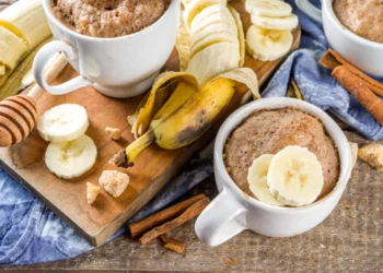 Bolo de banana na caneca. Faz-se em cinco minutos e é (mesmo) saudável