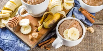 Bolo de banana na caneca. Faz-se em cinco minutos e é (mesmo) saudável