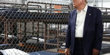 ‘Alcatraz dos Jacarés’ recebe primeiro grupo de imigrantes detidos