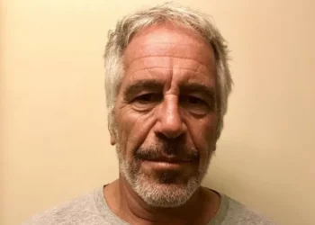 Atriz de X-Men já foi levada para ilha de Jeffrey Epstein, diz marido