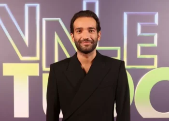Humberto Carrão repete cena e muda visual de forma radical em ‘Vale Tudo’
