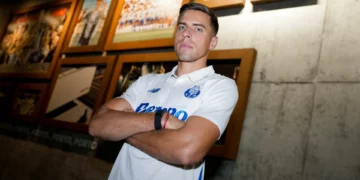 Reforço Jan Bednarek espera ser voz de comando na defesa do FC Porto