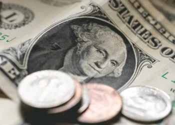 Dólar fecha com 1ª queda em 5 dias, a R$ 5,55, com dados dos EUA e IOF sem acordo