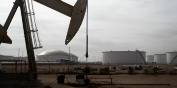 Petróleo fecha estável com dados e tarifas dos EUA compensando novas sanções à Rússia