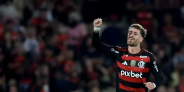 Brasileiros colocam FC Porto numa luta a três por central do Flamengo