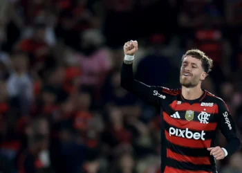 Brasileiros colocam FC Porto numa luta a três por central do Flamengo