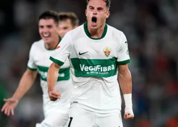Martim Neto ‘deita’ adversário no relvado e Elche empata ante o Betis