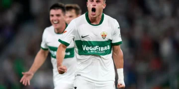 Martim Neto ‘deita’ adversário no relvado e Elche empata ante o Betis