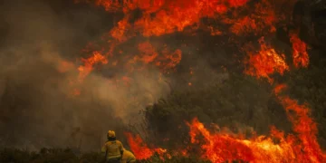 Quase 2.000 operacionais combatem chamas em Portugal continental