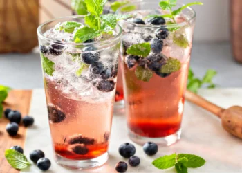 Brinde ao verão com três cocktails que se fazem em poucos minutos