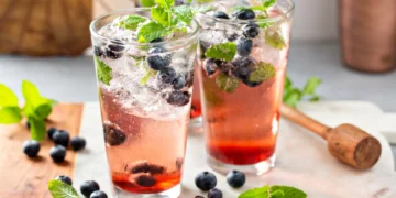 Brinde ao verão com três cocktails que se fazem em poucos minutos