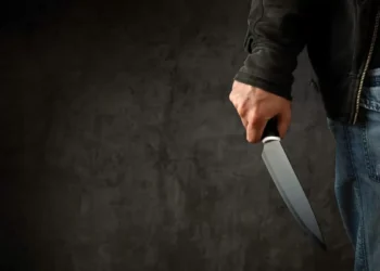 Homem esfaqueia mulher e filho em pleno Dia dos Pais, em Gaspar; ele fugiu após o crime