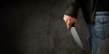 Homem esfaqueia mulher e filho em pleno Dia dos Pais, em Gaspar; ele fugiu após o crime