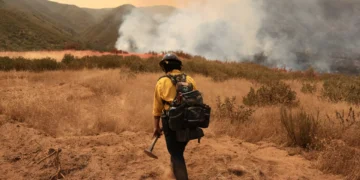 Maior incêndio do ano na Califórnia ameaça habitações e causa 4 feridos