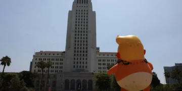 Manifestantes gritam contra políticas de imigração, economia e justiça