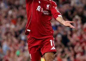 Vai correr o Mundo. Salah chora em Anfield por Diogo Jota