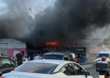 Populares ajudam a salvar móveis e equipamentos durante incêndio em loja de Blumenau