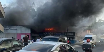 Populares ajudam a salvar móveis e equipamentos durante incêndio em loja de Blumenau