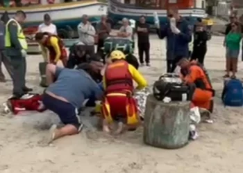 Jovem de 23 anos tem rosto esmagado após embarcação cair sobre ele em SC