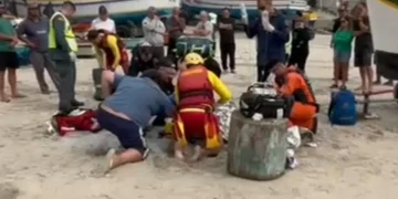 Jovem de 23 anos tem rosto esmagado após embarcação cair sobre ele em SC