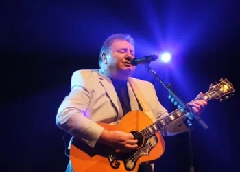 O lançamento que traz de volta a voz marcante do Frank Sinatra do rock