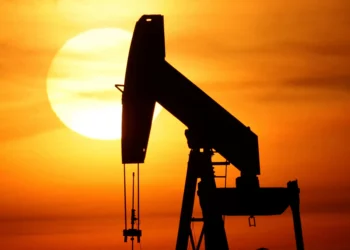 Petróleo sobe apoiado por demanda firme e à espera de desdobramentos Rússia-Ucrânia