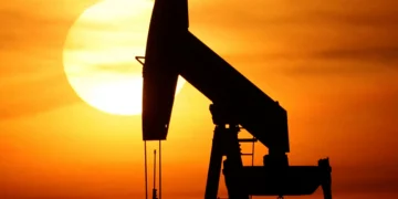 Petróleo fecha em queda de mais de 1% com negociações para fim de guerra na Ucrânia