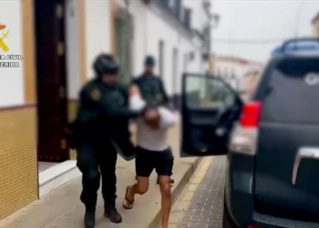 Foge “pelos telhados” após ameaçar ex-parceira diante da filha menor
