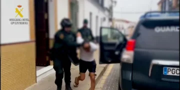 Foge “pelos telhados” após ameaçar ex-parceira diante da filha menor